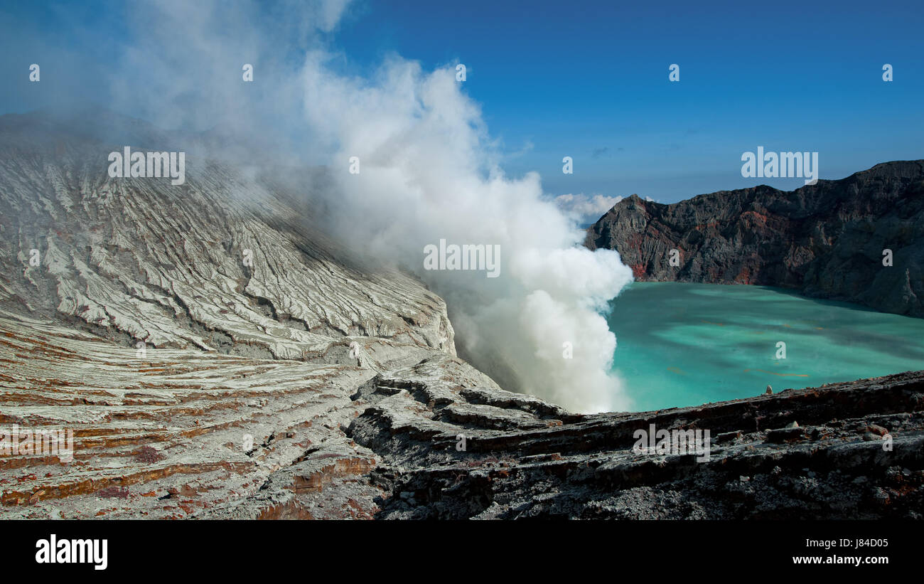 Indonesia cratere attivo di acqua salata oceano mare acqua vulcano vulcan asia Foto Stock