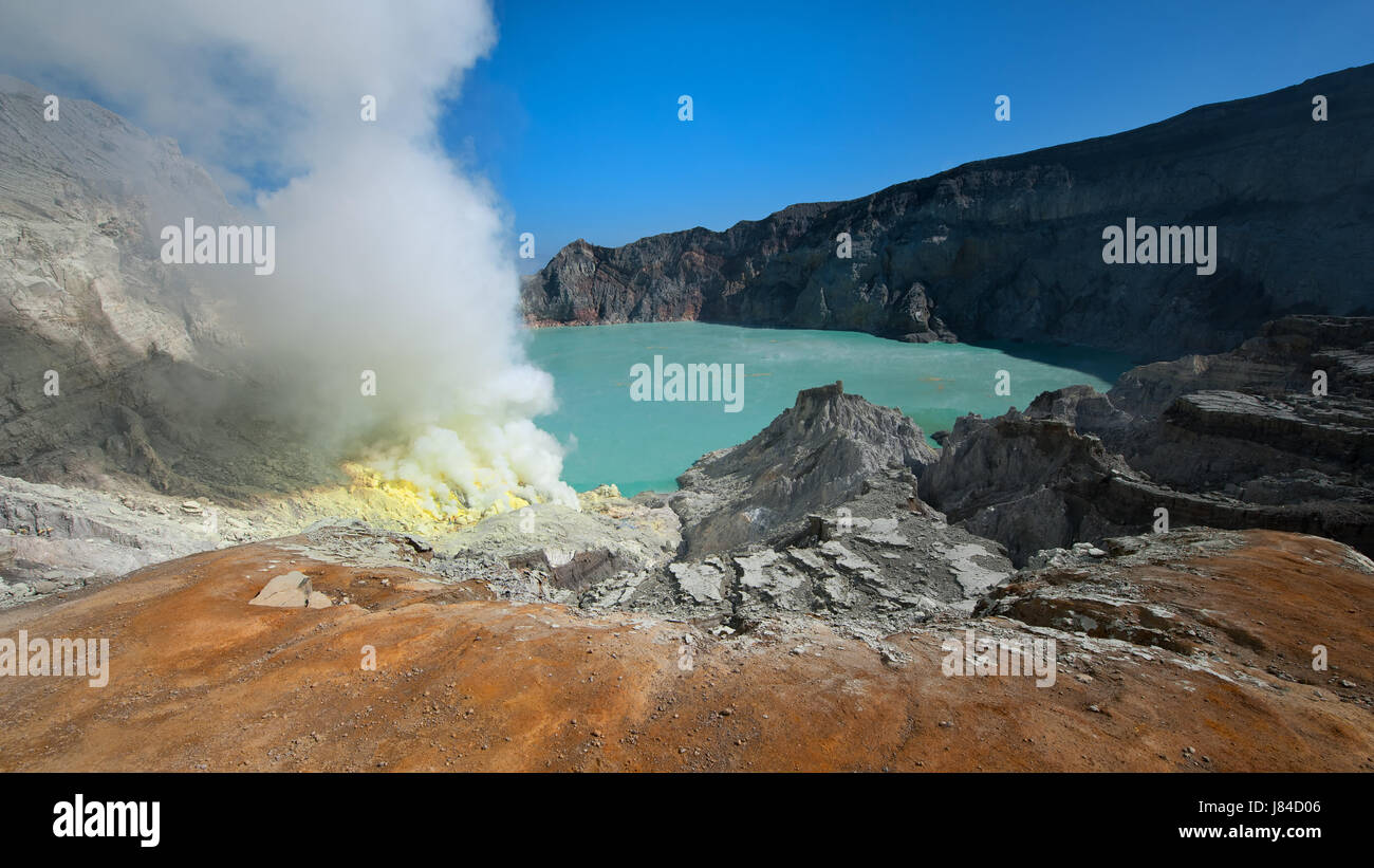 Indonesia cratere attivo di acqua salata oceano mare acqua vulcano vulcan indonesia Foto Stock