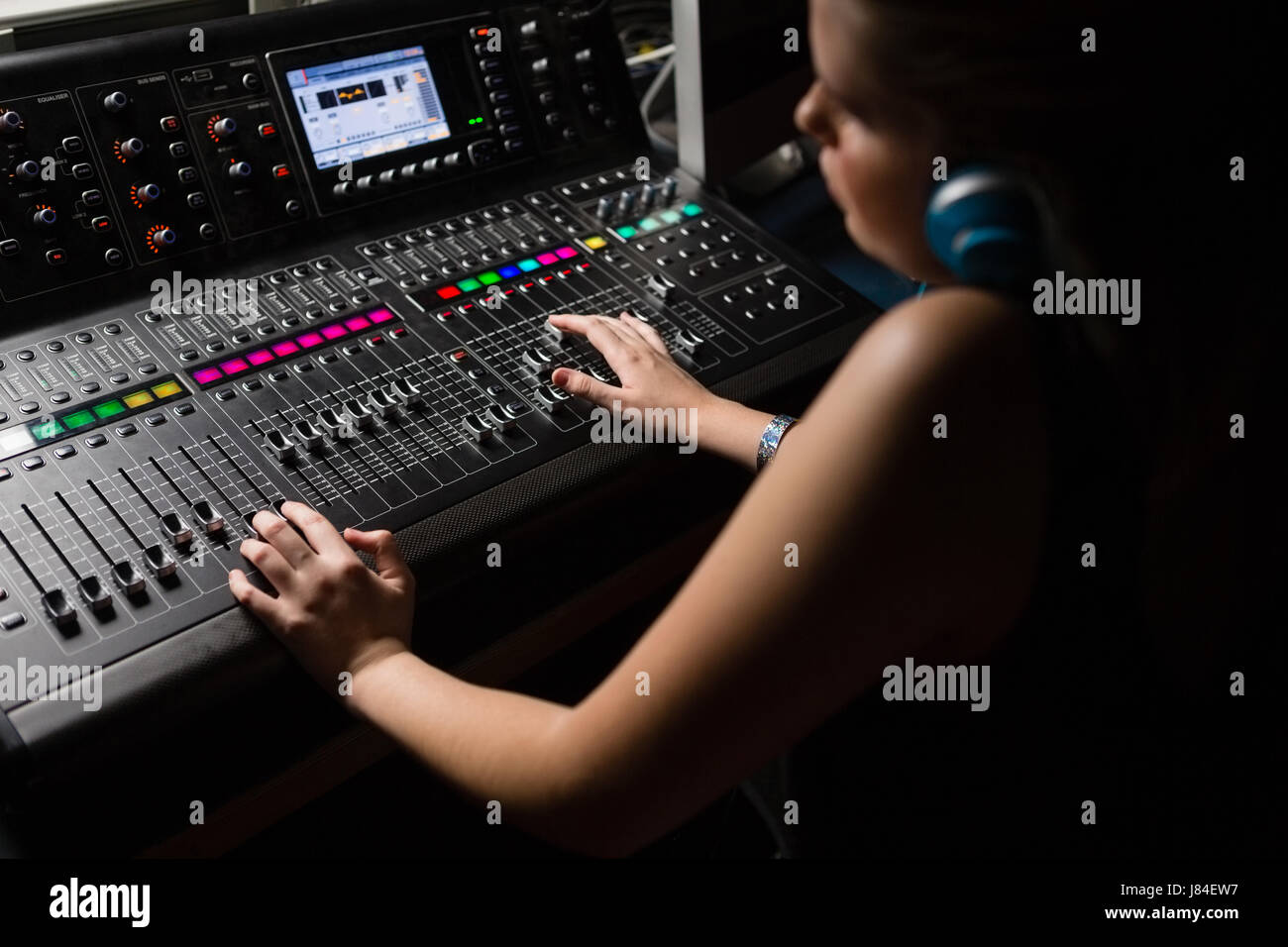 Femmina ingegnere audio con mixer audio in studio di registrazione Foto Stock