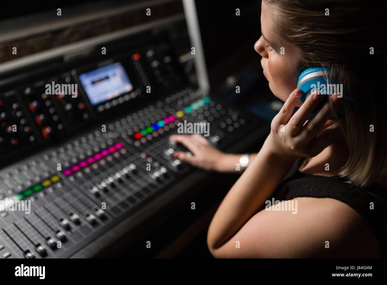 Femmina ingegnere audio con mixer audio in studio di registrazione Foto Stock