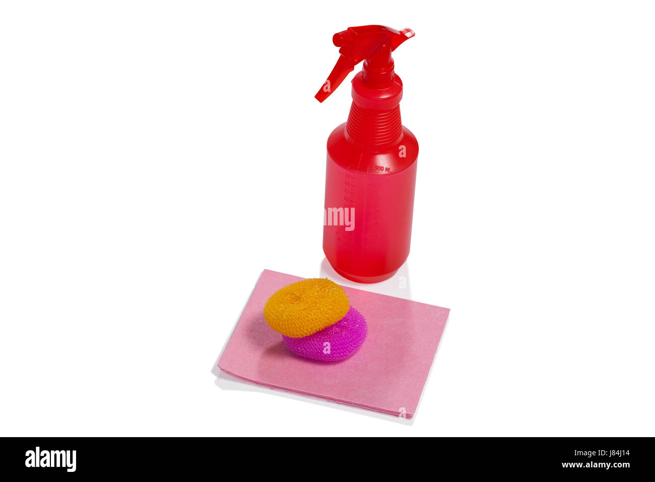 La bottiglia spray, lavasciuga e tampone di pulizia disposti su sfondo bianco Foto Stock
