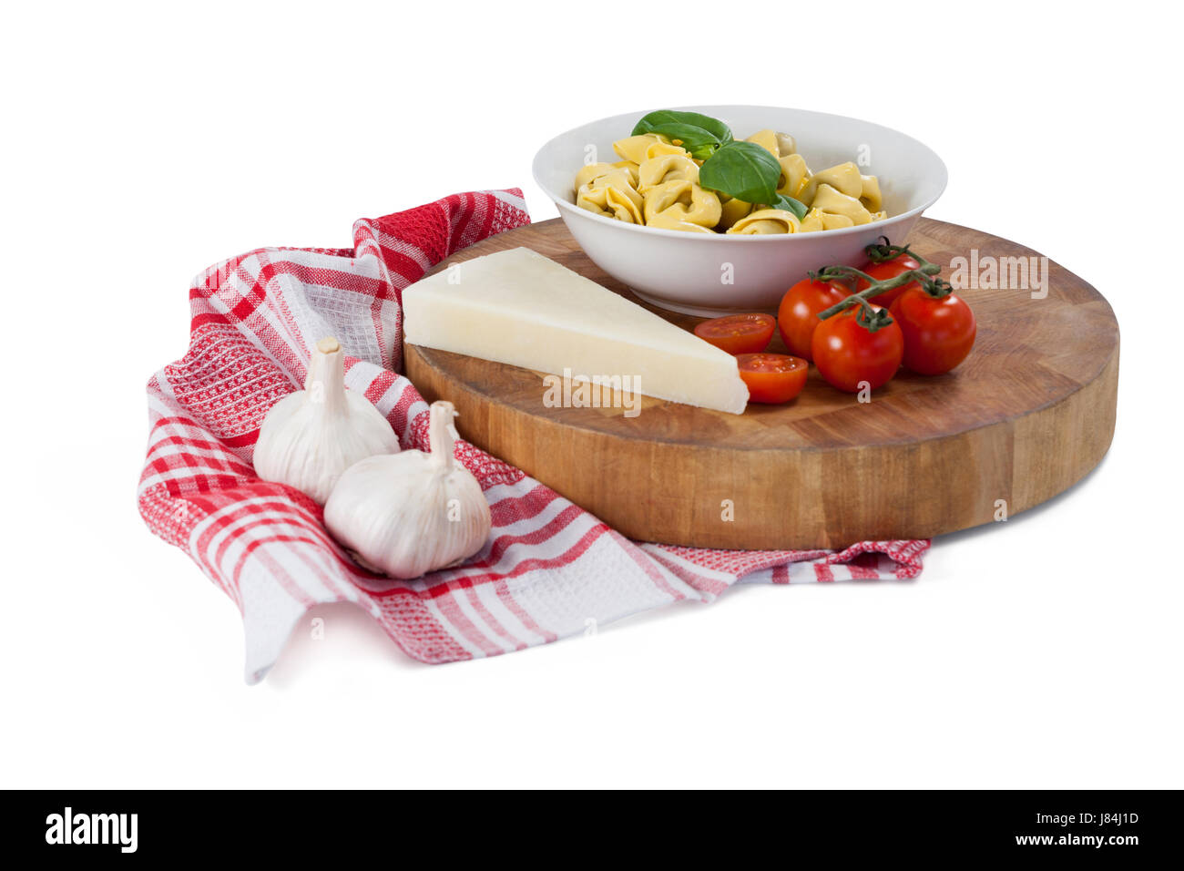 La pasta con il formaggio, pomodori, aglio e panno assorbente contro uno sfondo bianco Foto Stock