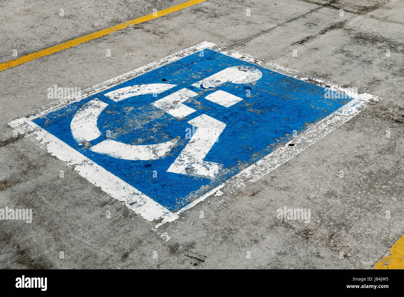 Usurati segno per portatori di handicap Parcheggio. Foto Stock