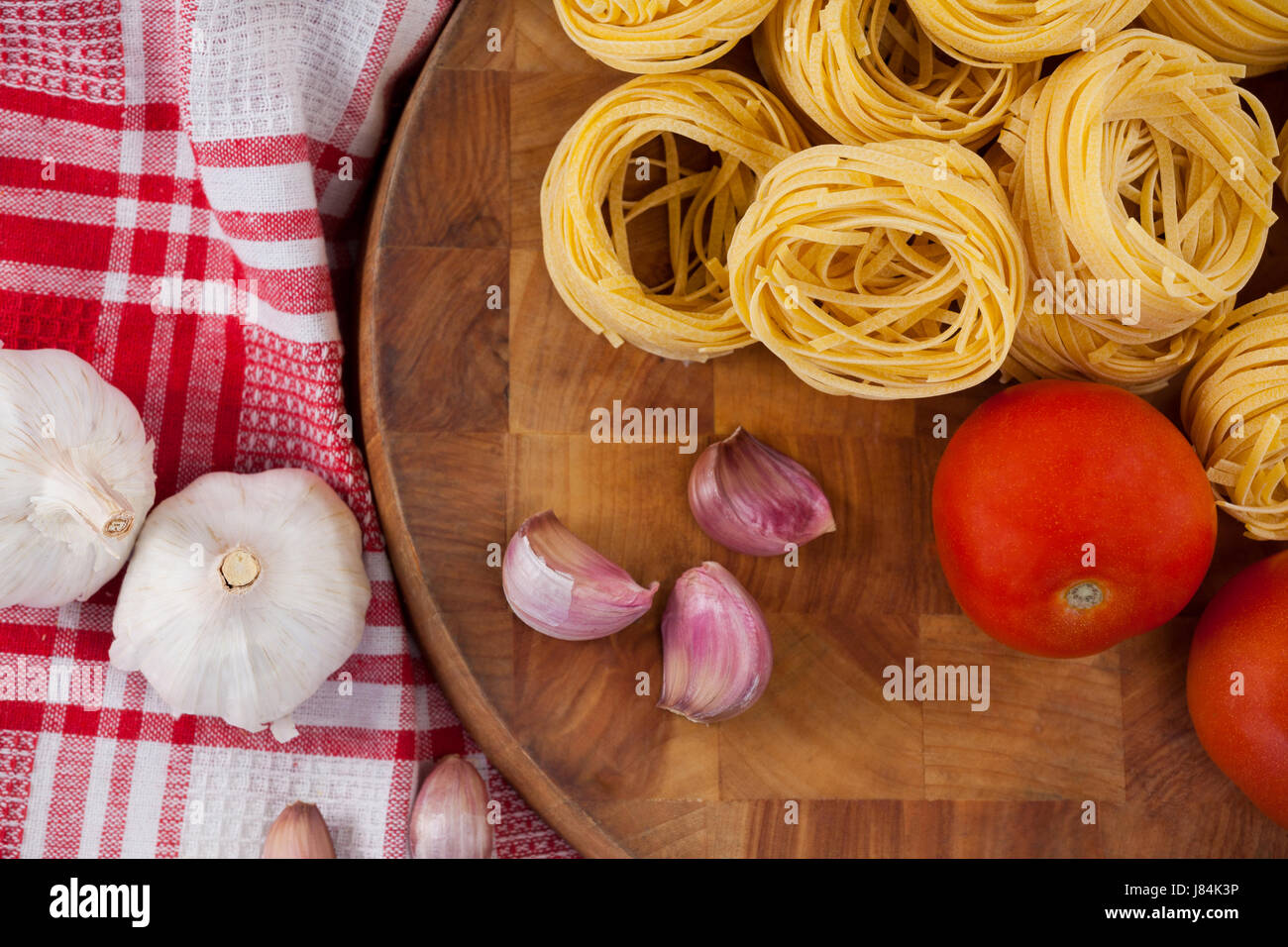 Close-up di materie fettuccine con aglio e cipolle e panno assorbente Foto Stock