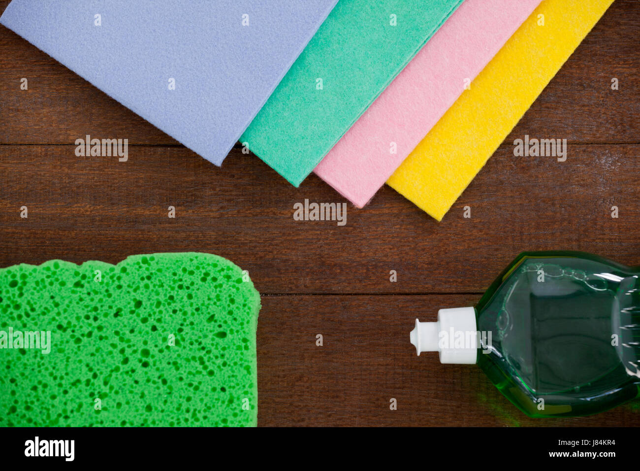 Detergente spray Flacone e varie tampone di pulizia su pavimenti in legno Foto Stock