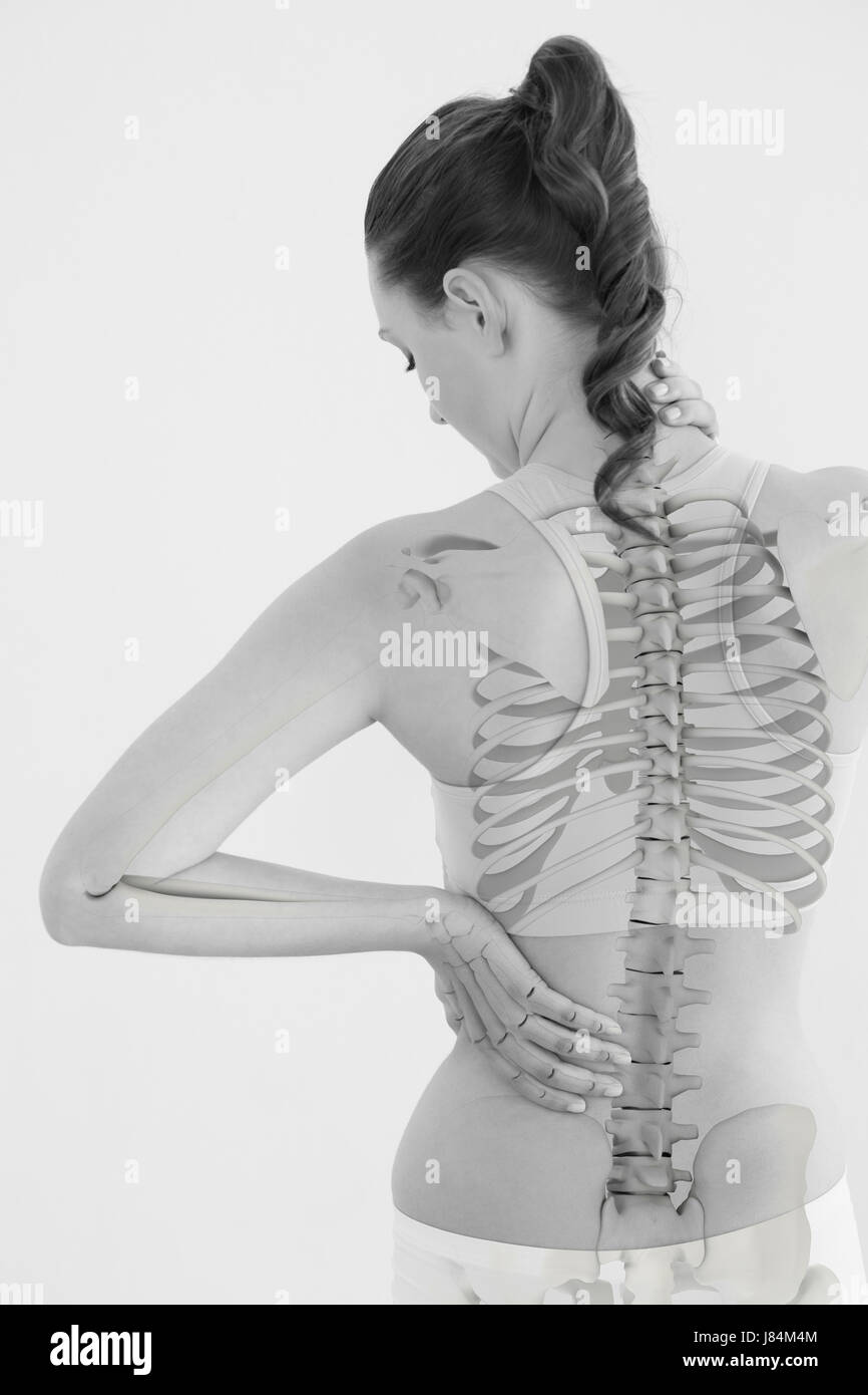Vista posteriore della donna che soffre di dolori muscolari contro uno sfondo bianco Foto Stock