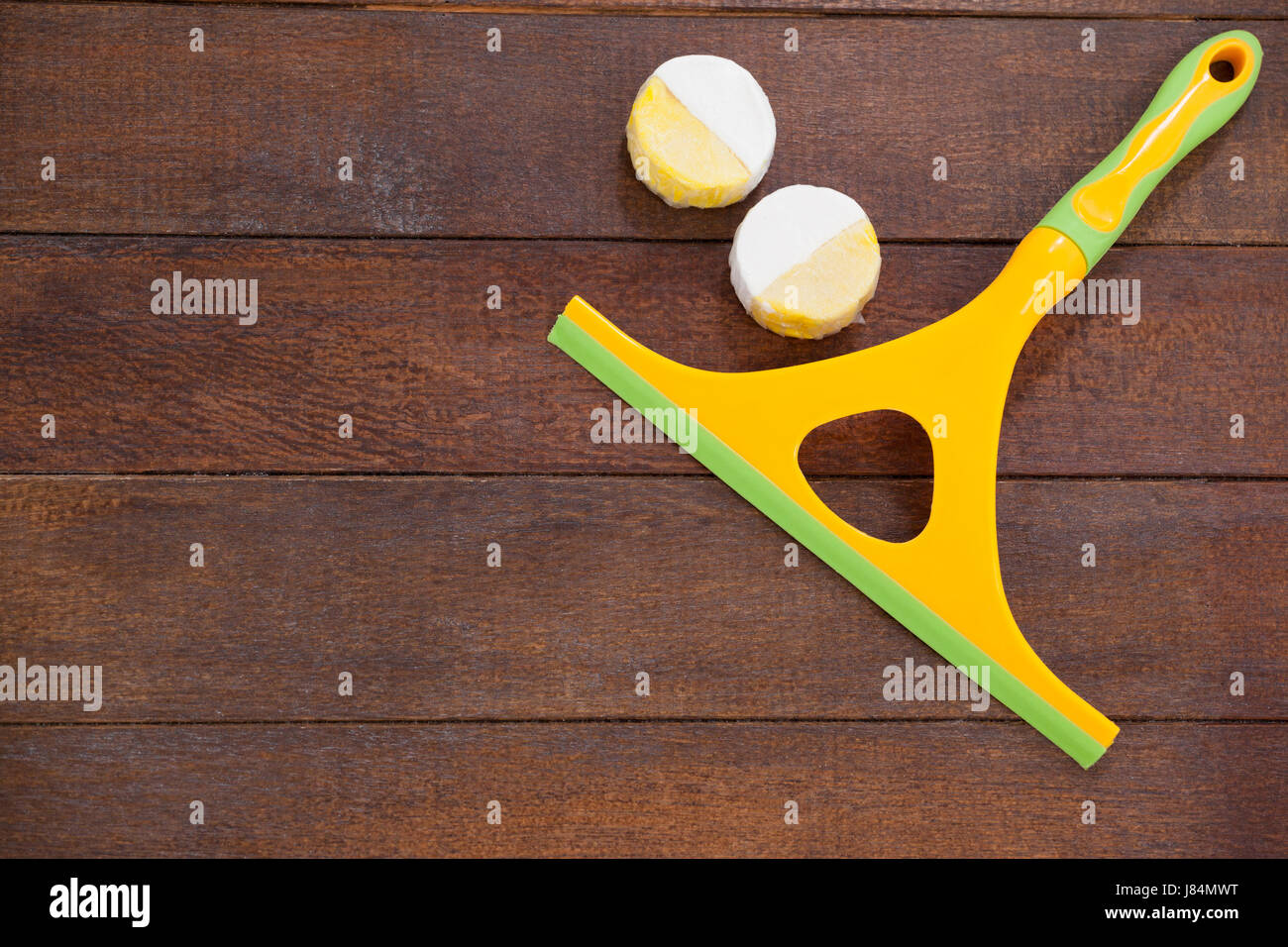 Spatola e sapone su un pavimento di legno Foto Stock