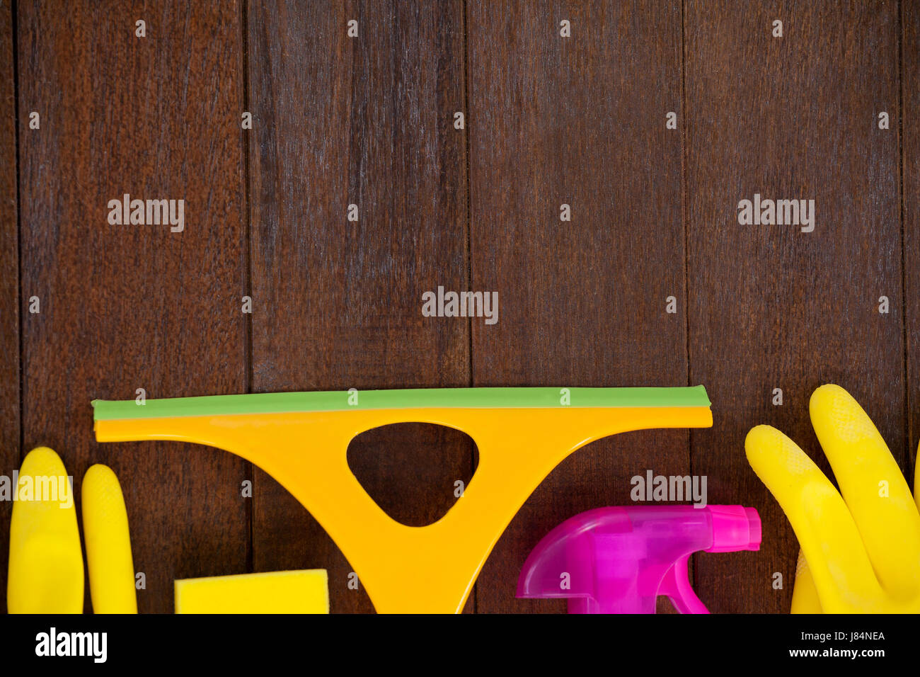 Close-up di attrezzature per la pulizia disposti sul pavimento in legno Foto Stock