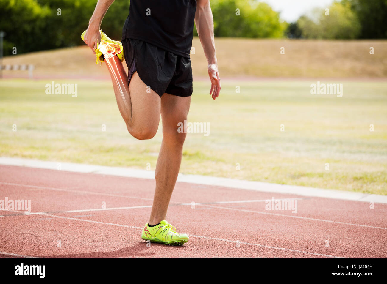 Composito Digitale di ossa evidenziata dell'atleta uomo stiramento sulla pista Foto Stock