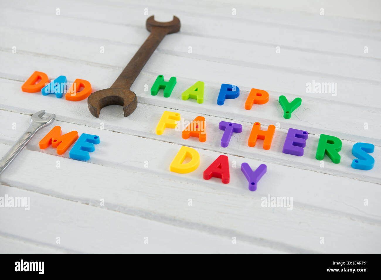 Angolo di alta vista di rusty chiave da multi colorata padri felice giorno del testo in tabella Foto Stock