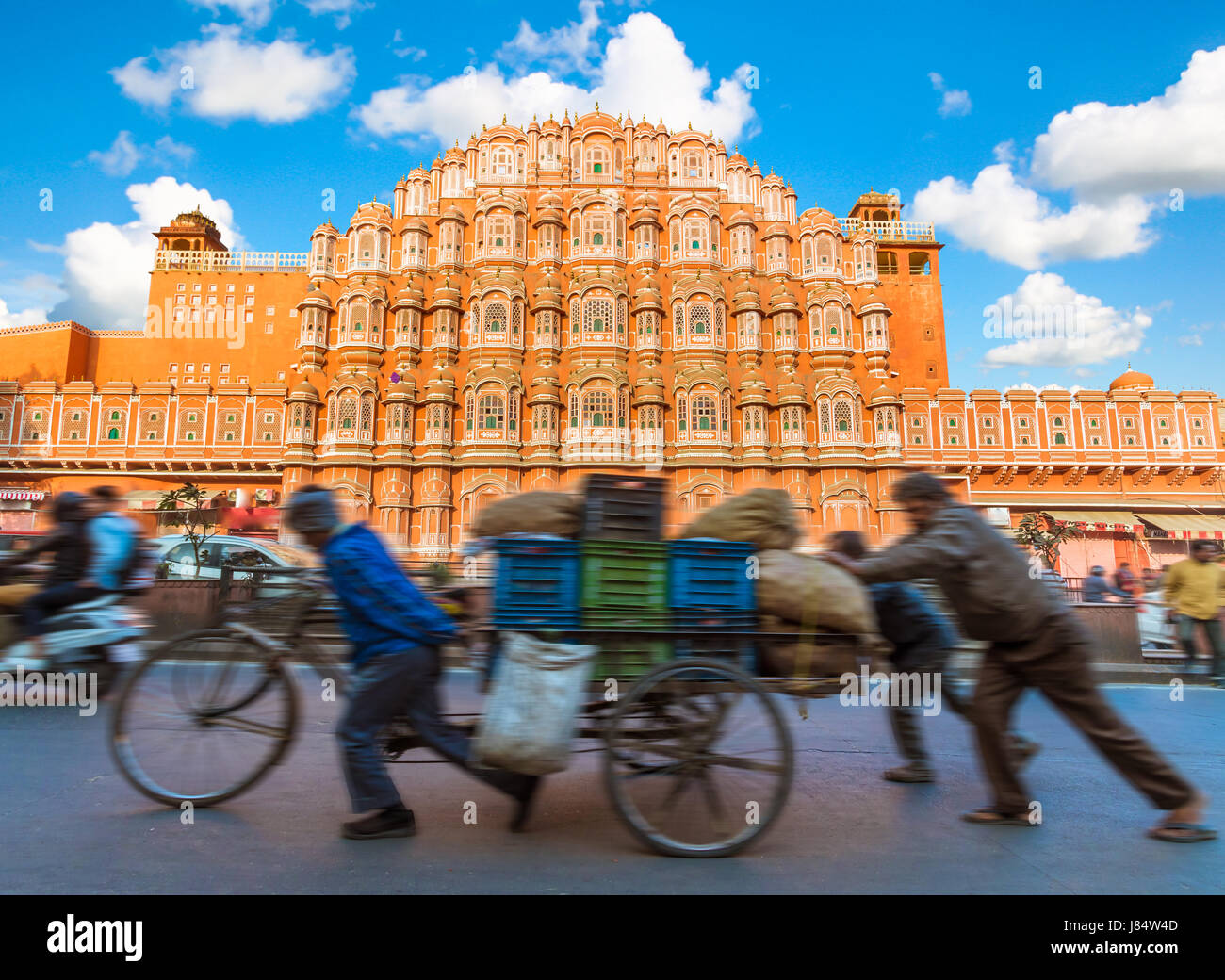 Hawa Mahal - Palazzo dei venti con strada trafficata in primo piano - Jaipur, India. Foto Stock