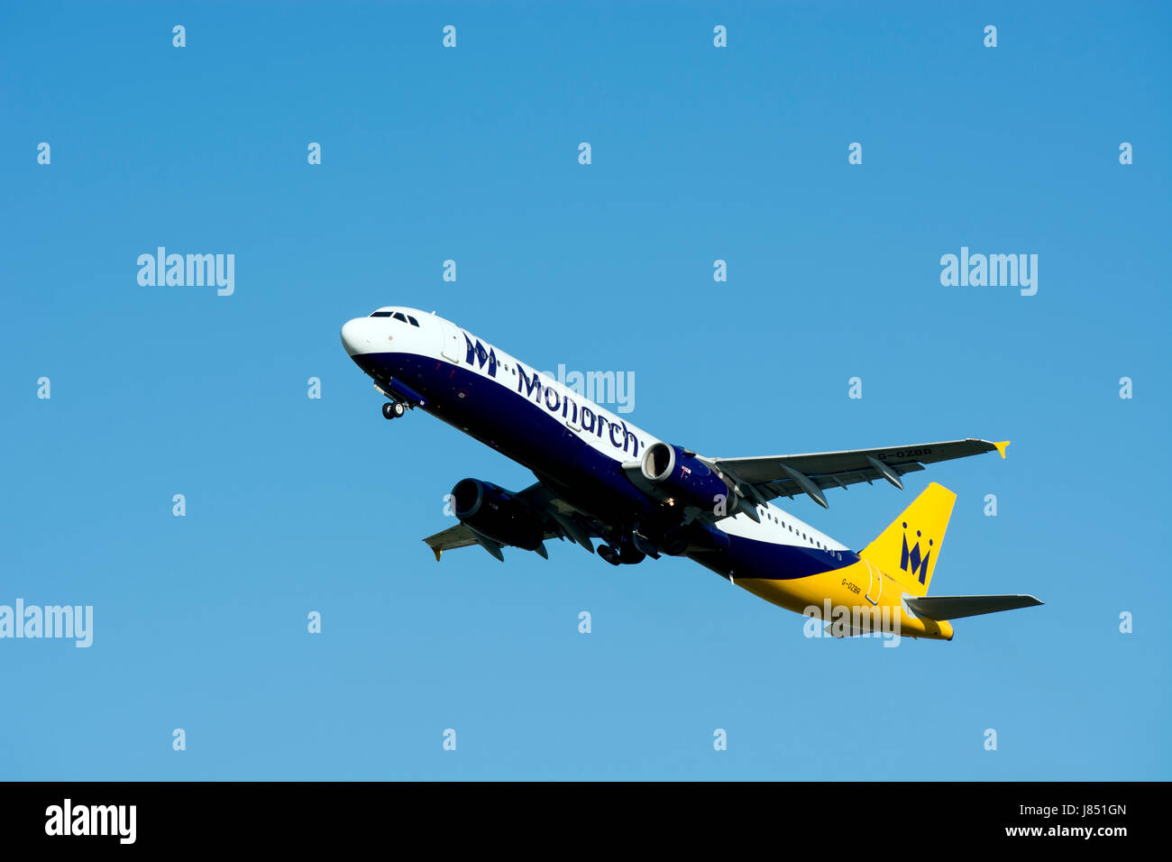 La Monarch Airlines Airbus A321 tenendo fuori all'Aeroporto di Birmingham, UK (G-OZBR) Foto Stock