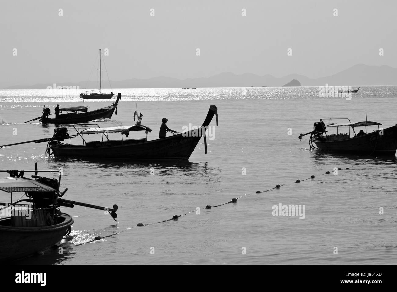 Barca dalla coda lunga in railay beach thailandia Foto Stock