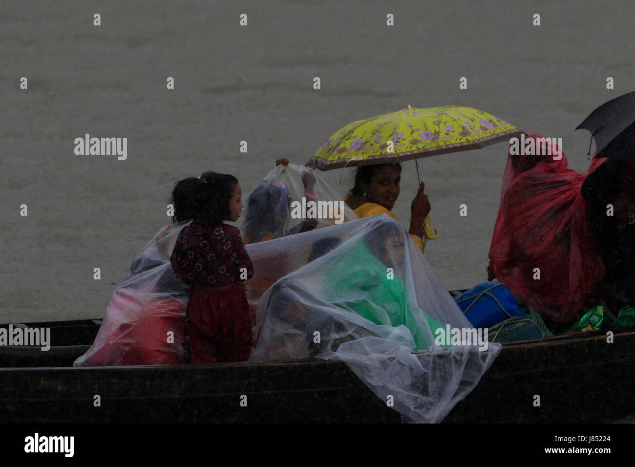 Persone attraversano i fiumi Poshur utilizzando un battello motorizzato vicino Sundarbans. Bagerhat, Bangladesh Foto Stock