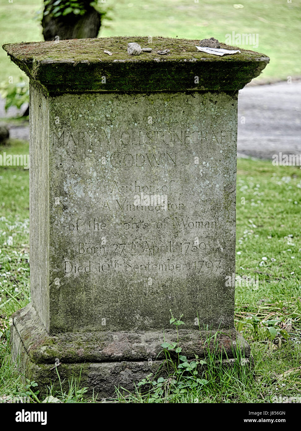 Tomba di Mary Wollstonecraft una scrittrice inglese, filosofo, e l'avvocato dei diritti della donna in St Pancras vecchia chiesa del cimitero vicino a King's Cross Foto Stock
