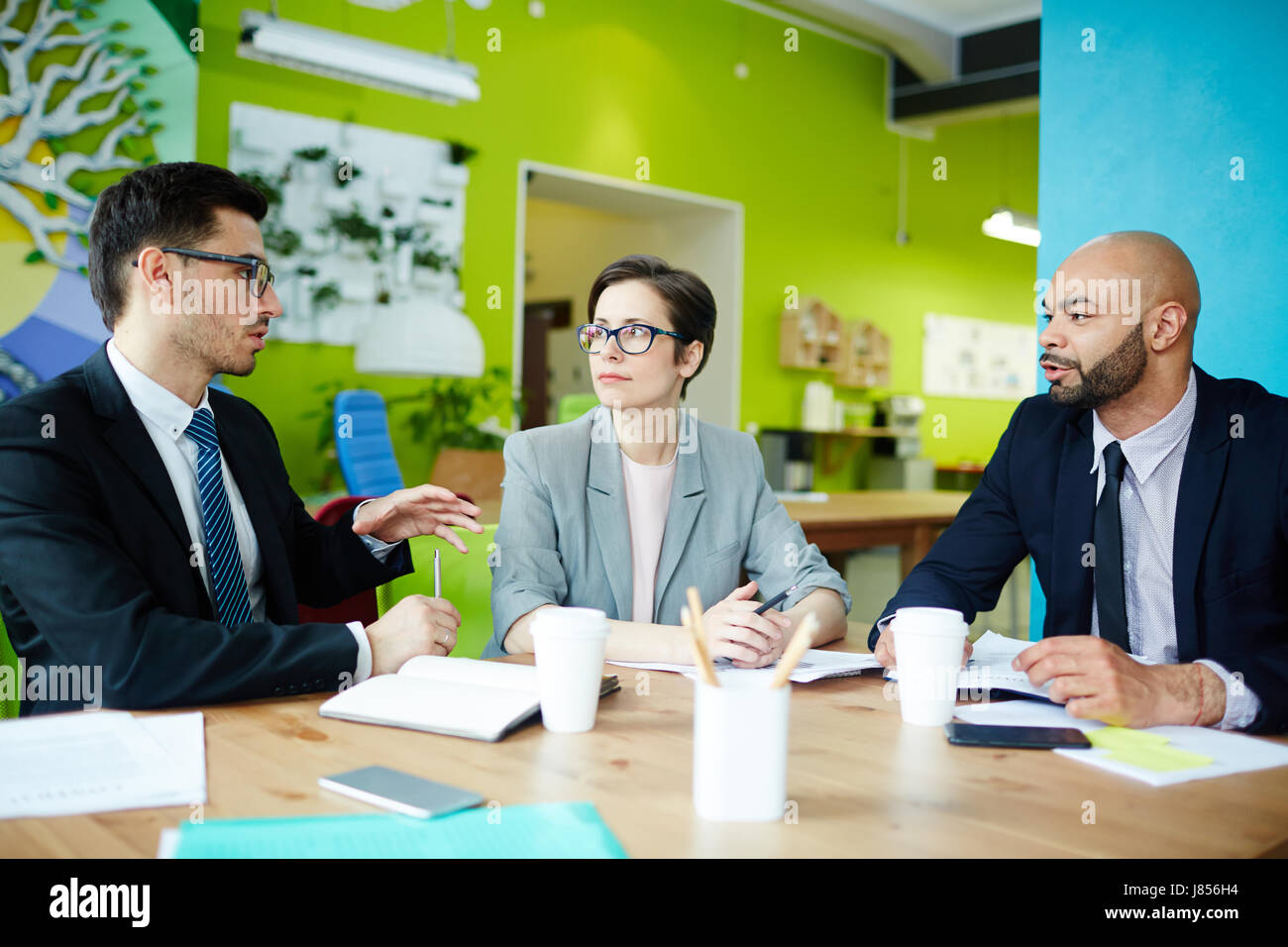 Il gruppo di aziende moderne persone per discutere il lavoro durante la riunione in contemporanea agenzia creativa Foto Stock