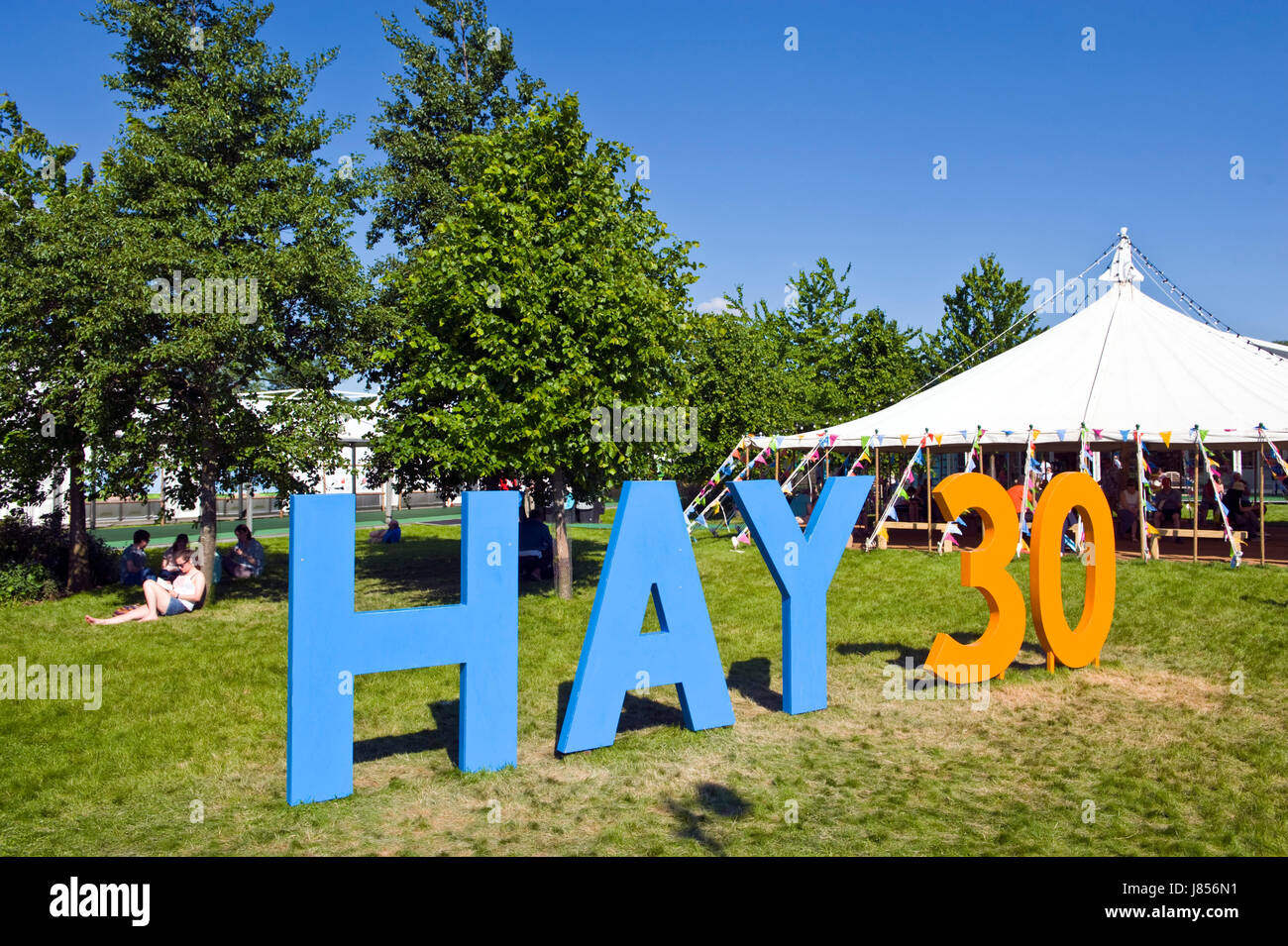 Il Fieno 30 segno a Hay Festival di letteratura e il Artsl 2017 Hay-on-Wye Powys Wales UK Foto Stock