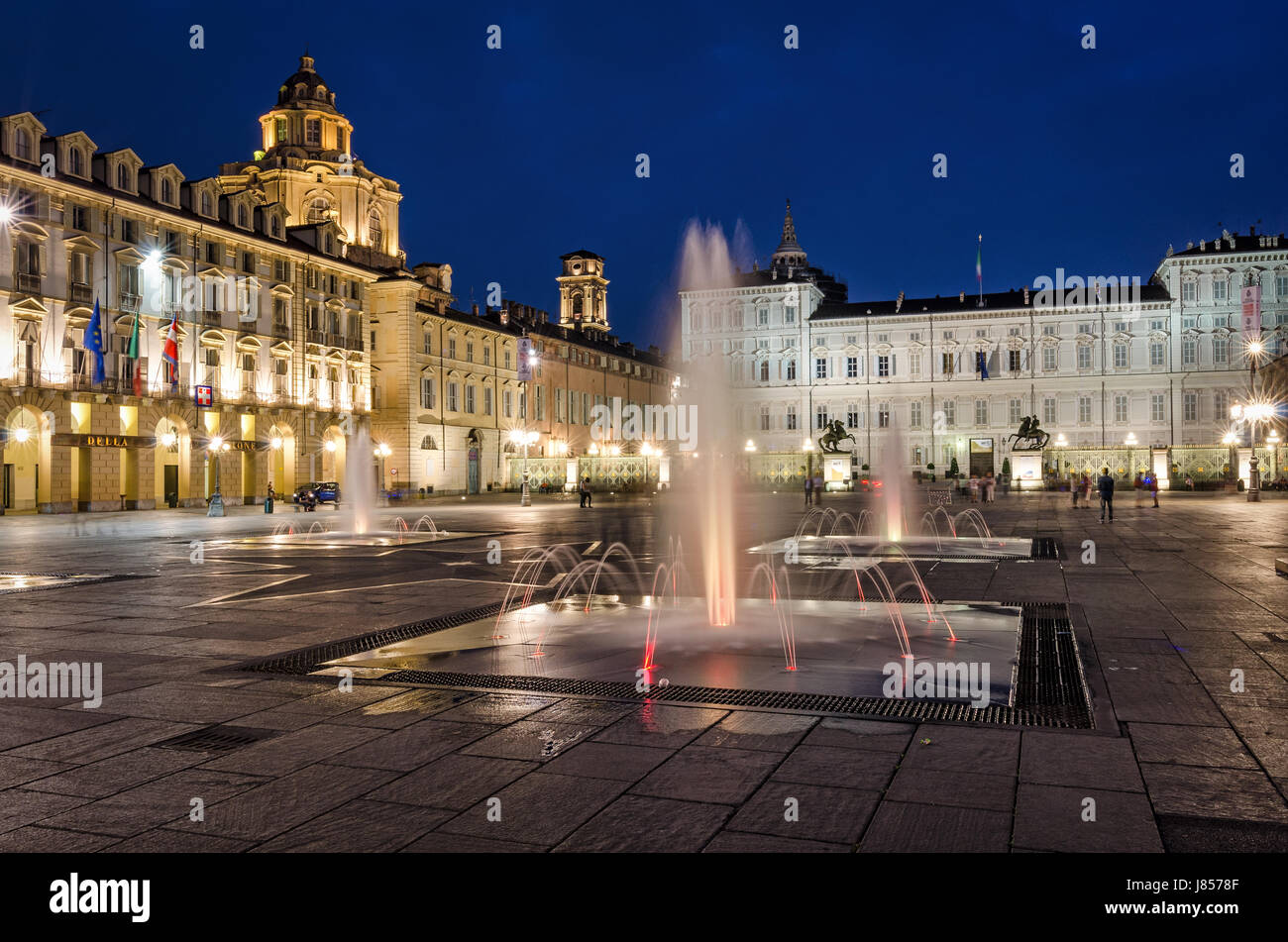 Torino Piazza Castello con la fontana in primo piano al crepuscolo Foto Stock