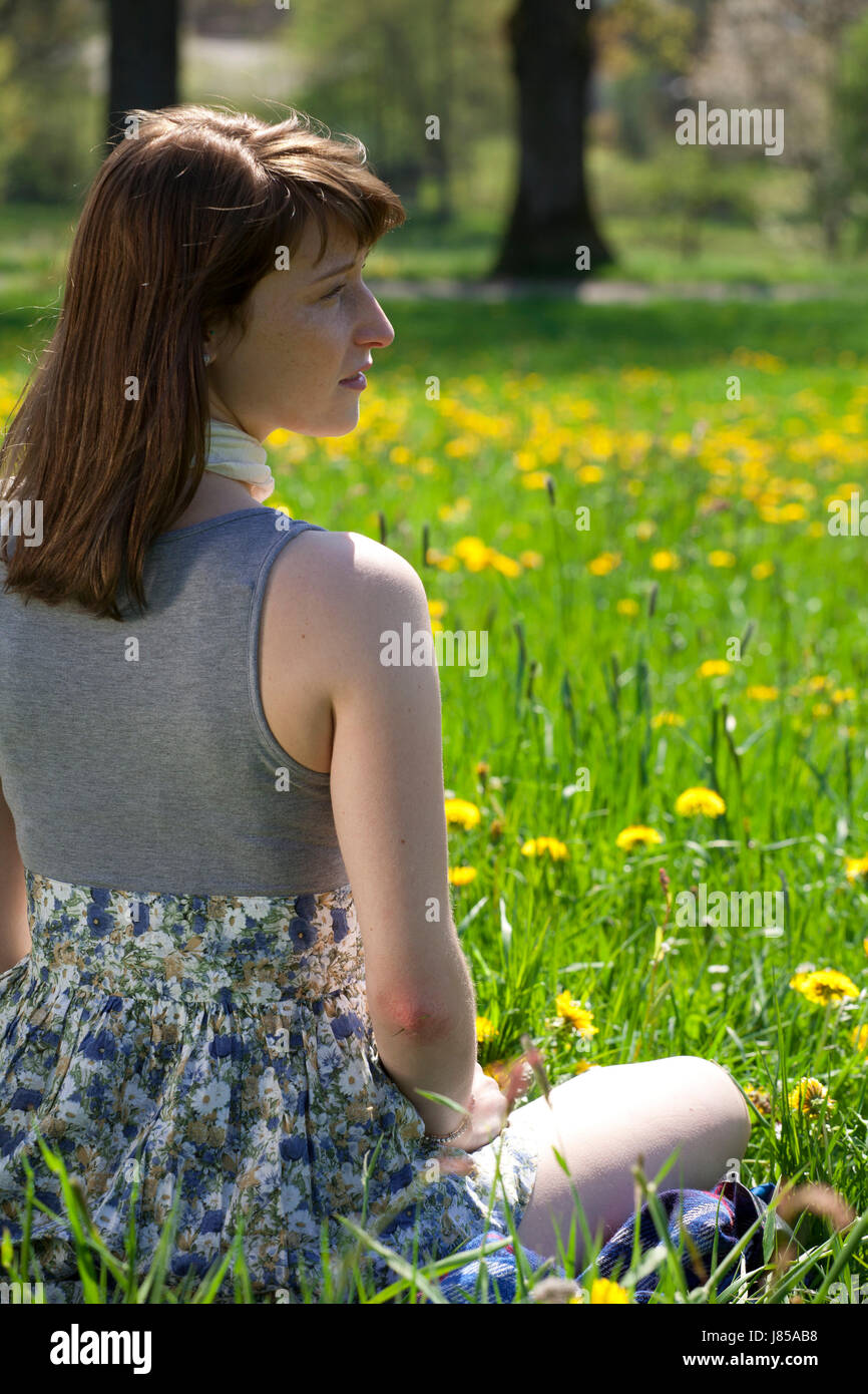 Donna Primavera fiore giovani prato prato più giovane ragazza ragazze godendo di donna Foto Stock