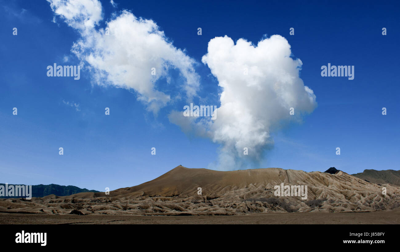 Il cloud indonesia eruzione di cenere vulcan vulcano indonesia nube di cenere attiva Foto Stock