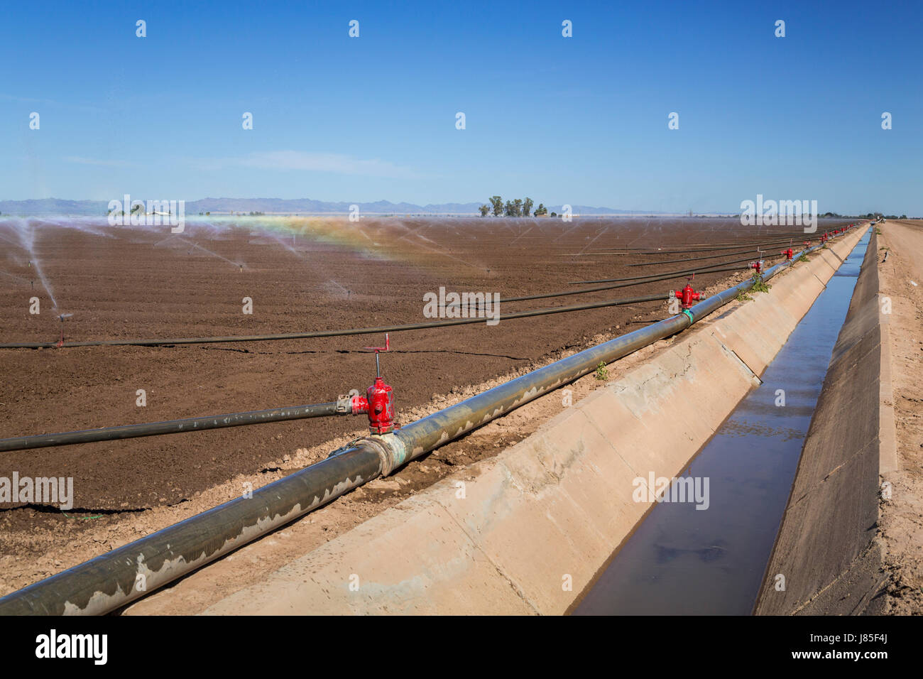 Agricolo di canali di irrigazione e strutture di controllo nella Imperial Valley della California, Stati Uniti d'America. Foto Stock