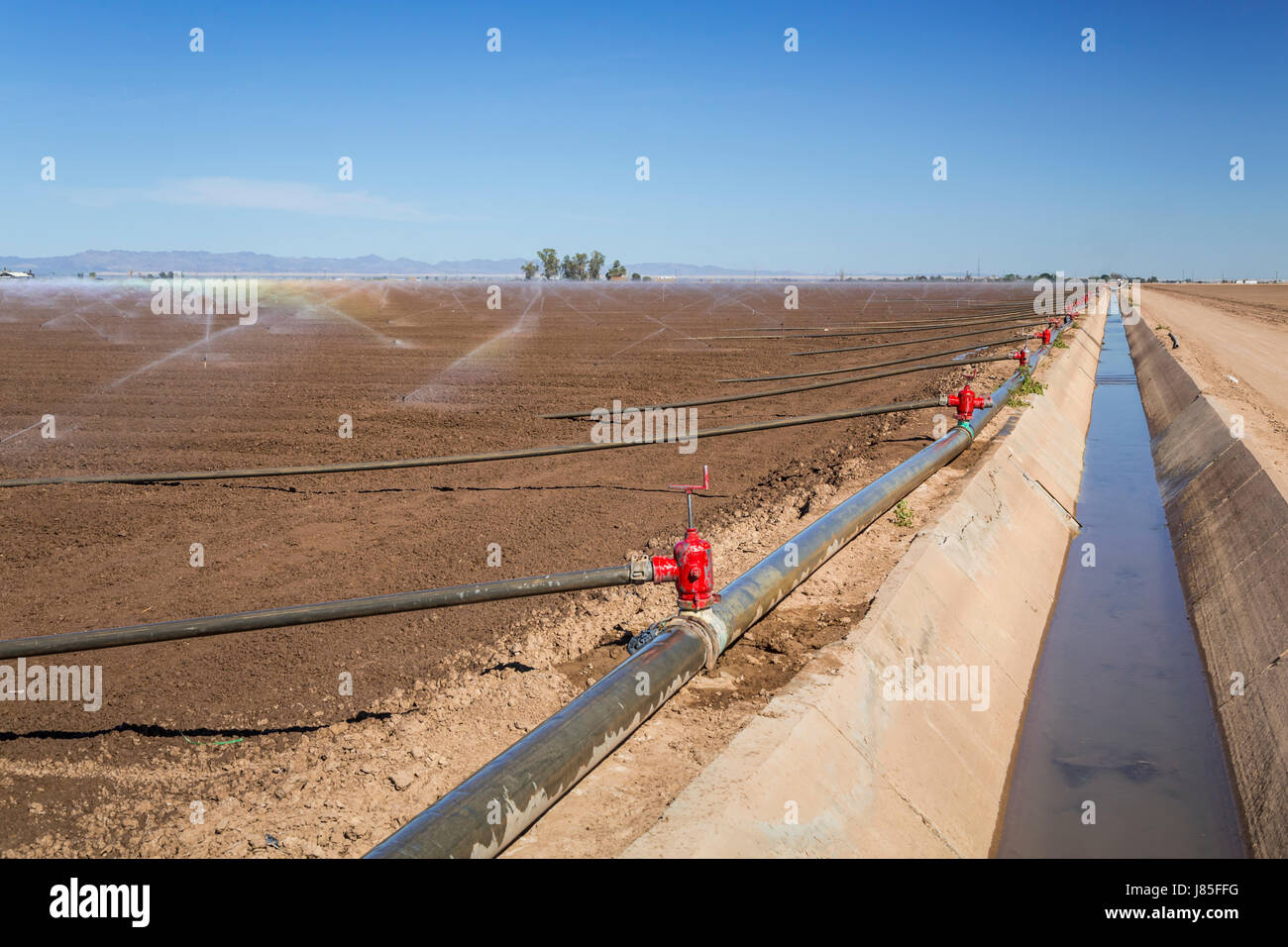 Agricolo di canali di irrigazione e strutture di controllo nella Imperial Valley della California, Stati Uniti d'America. Foto Stock