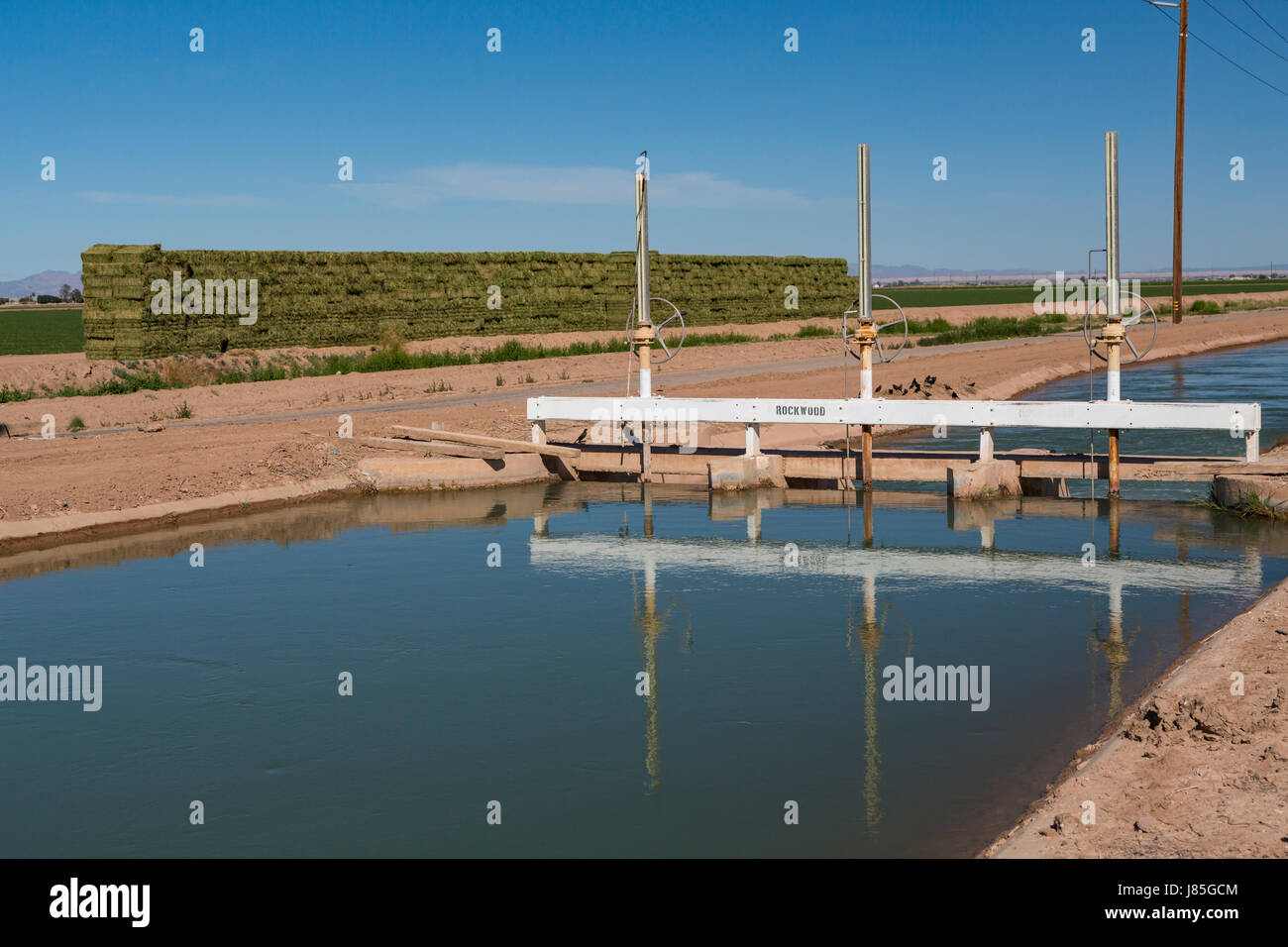 Agricolo di canali di irrigazione e strutture di controllo nella Imperial Valley della California, Stati Uniti d'America. Foto Stock
