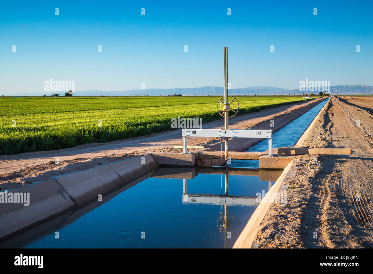 Agricolo di canali di irrigazione e strutture di controllo nella Imperial Valley della California, Stati Uniti d'America. Foto Stock