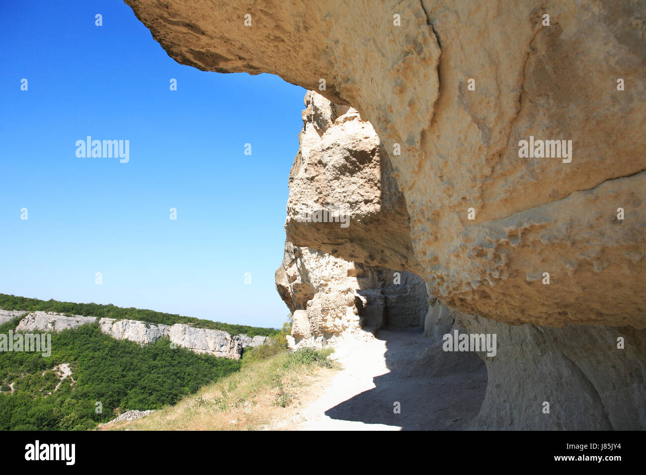 Estate Crimea paesaggio con roccia sul cielo blu sullo sfondo Foto Stock