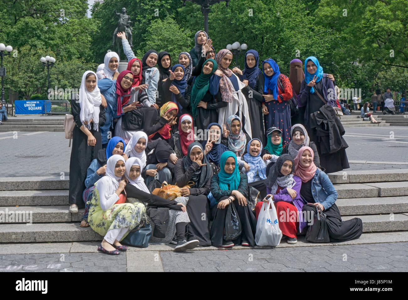 Un gruppo di religiosi musulmani compagni femmine hijabs in posa per una foto di classe in Union Square Park a Manhattan, New York City. Foto Stock