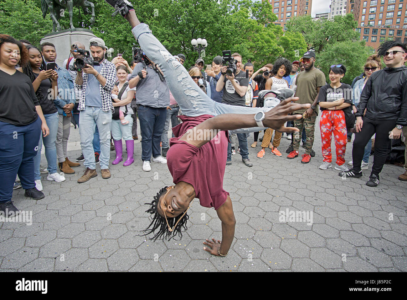 Una ballerina afroamericana che si esibisce in un concorso per l'esposizione su una trasmissione via Internet. A Union Square Park a New York. Foto Stock