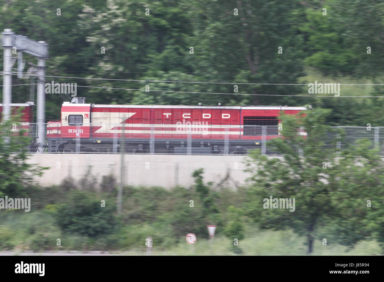 KOCAELI, Turchia - 14 Maggio 2017: locomotiva diesel turco di Ferrovie dello Stato che trasportano merci in città di Kocaeli. Foto Stock