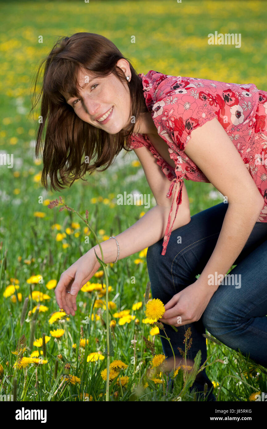 Giovane donna sul prato di primavera Foto Stock