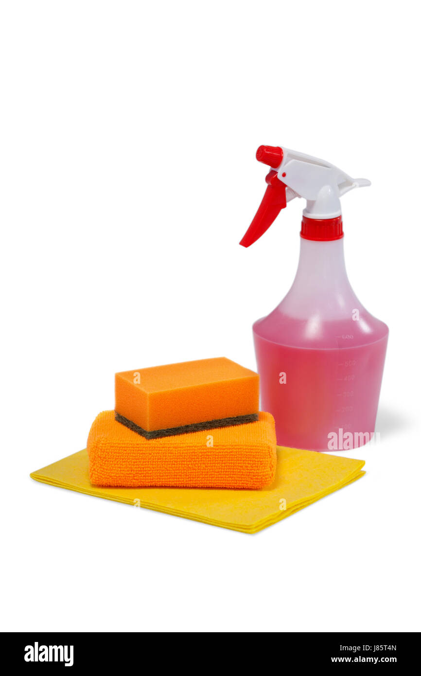 Detergente spray Flacone, spugnette abrasive e tampone di pulizia disposti su sfondo bianco Foto Stock