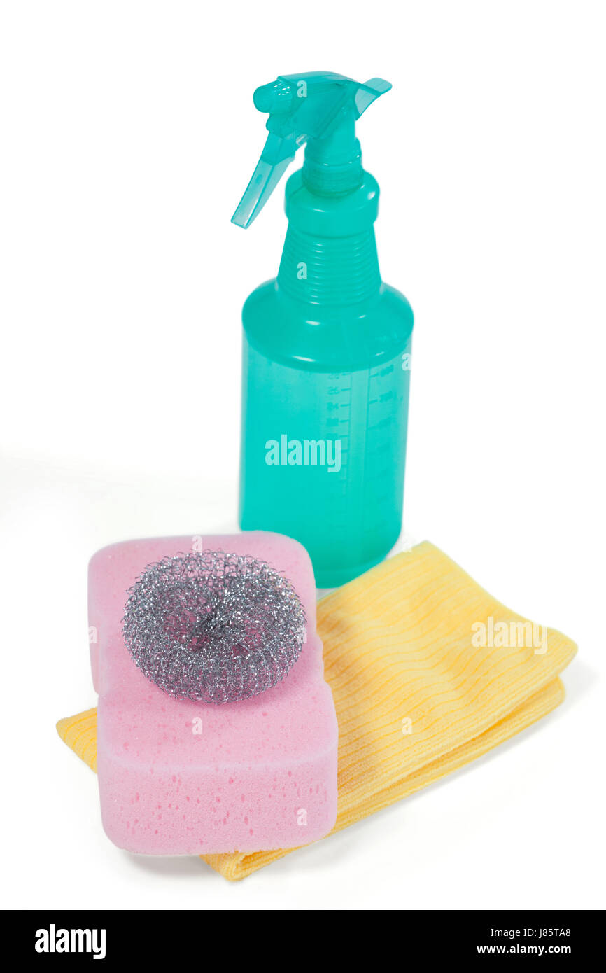 Detergente spray Flacone, scrubber, tampone di spugna e panno assorbente disposto su sfondo bianco Foto Stock