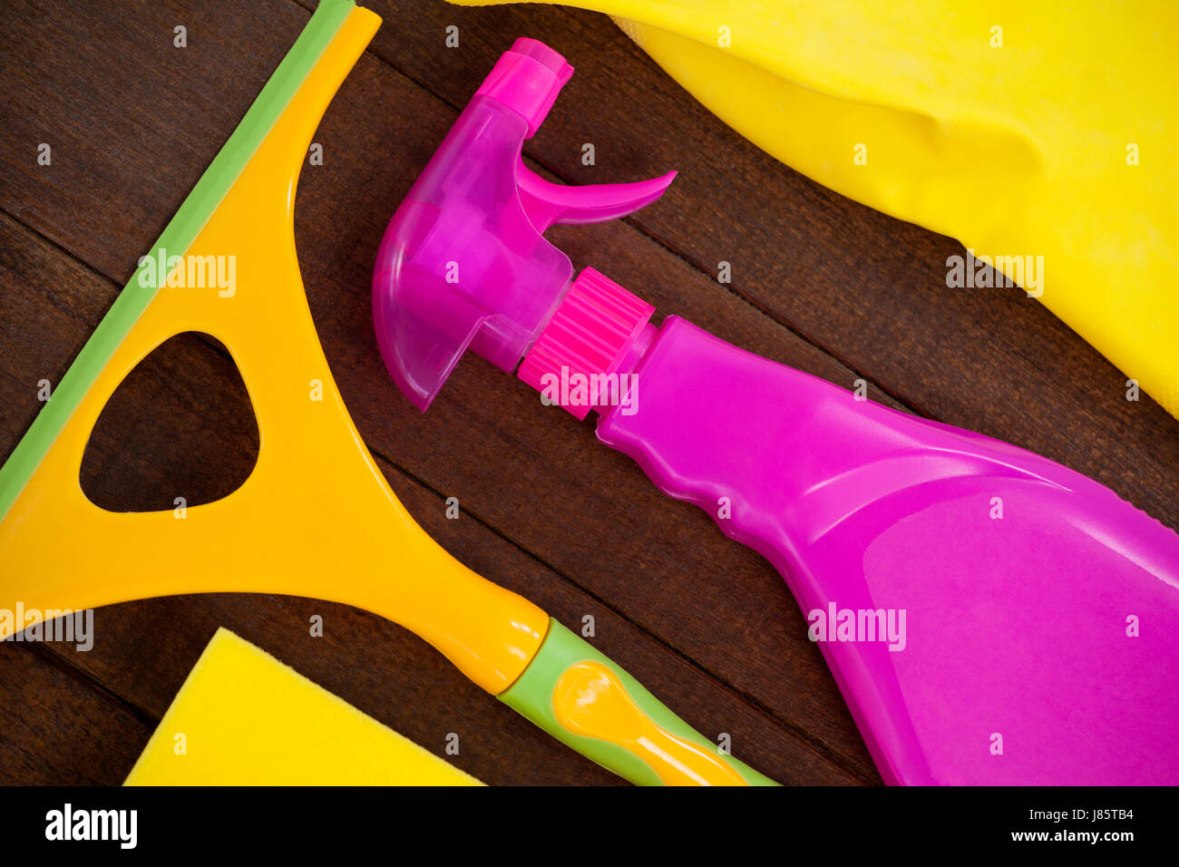 Close-up di attrezzature per la pulizia disposti sul pavimento in legno Foto Stock