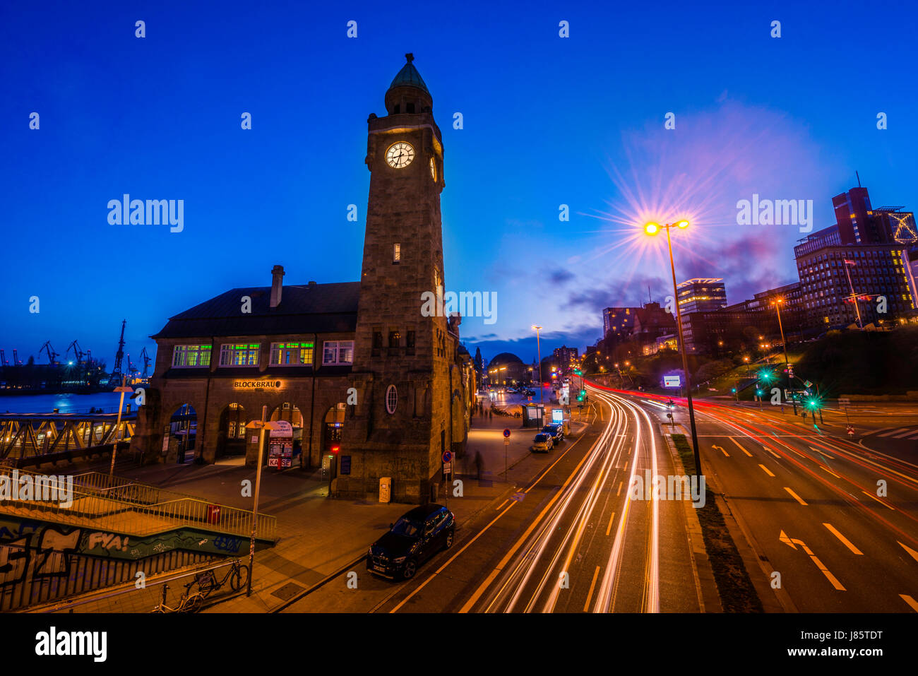 Clock Tower, tarature tower, portili di St Pauli con street, night shot, pontili, porto, St.Pauli, Amburgo, Germania Foto Stock