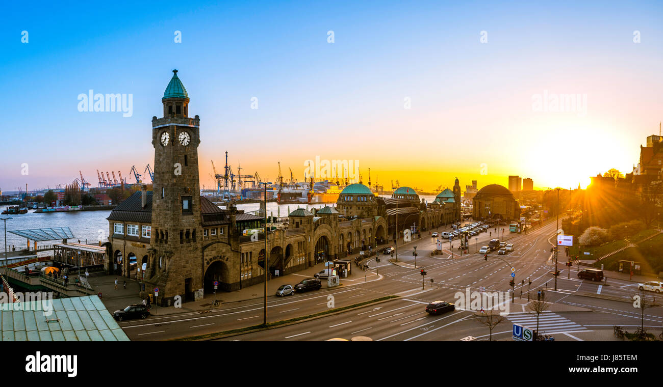 Clock Tower, tarature tower, portili di St Pauli con porto al tramonto, pontili, Elba, St.Pauli, Amburgo, Germania Foto Stock