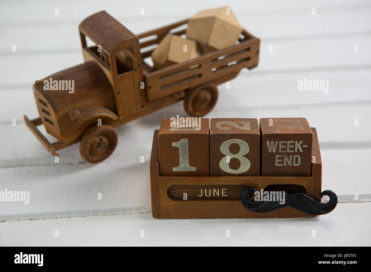 Close up del giocattolo carrello tramite la calandra sul tavolo di legno Foto Stock