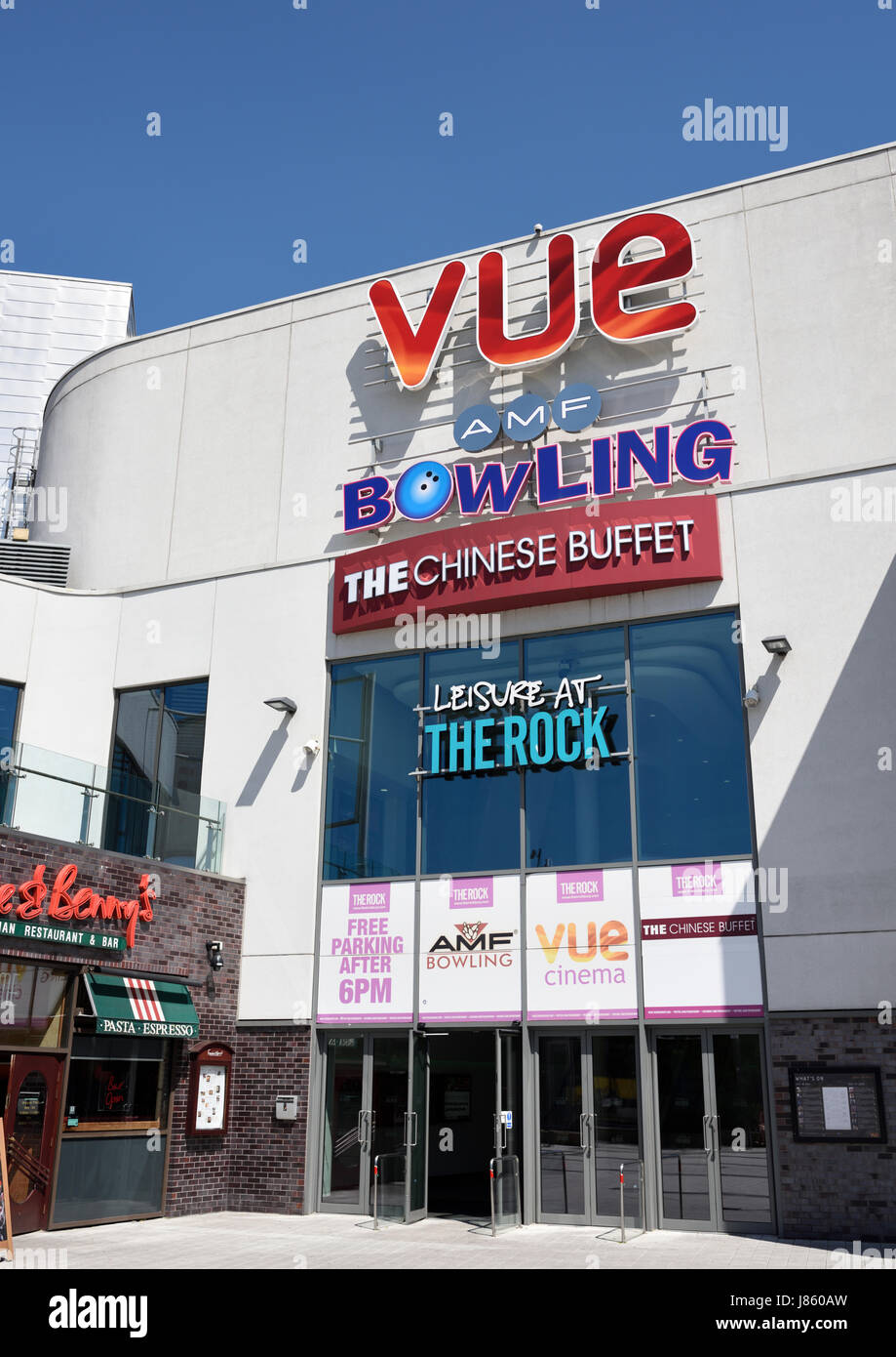 Vue cinema, amf bowling, il buffet cinese, il tempo libero al rock segnaletica esterna fissata all'ingresso dell'edificio rivestito in alluminio, triangolo di roccia, Bury uk Foto Stock Vue cinema, amf bowling, il buffet cinese, il tempo libero al rock segnaletica esterna fissata all'ingresso dell'edificio rivestito in alluminio, triangolo di roccia, Bury uk Foto Stock