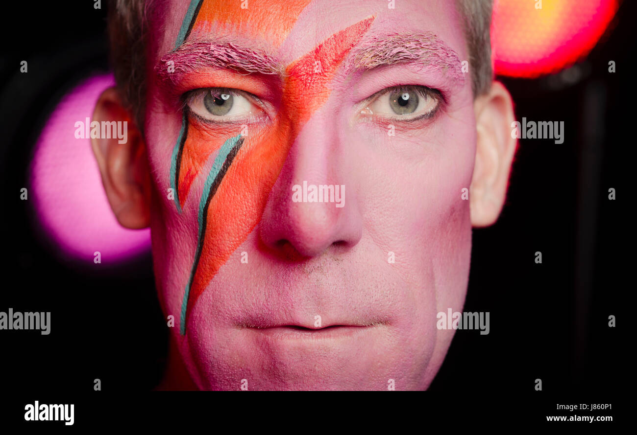 Uomo che indossa Aladdin Slane (Ziggy Stardust David Bowie style trucco Foto Stock