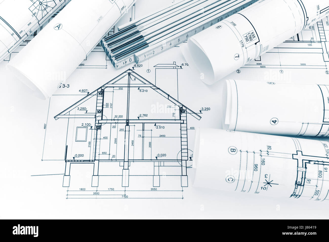 Piano casa blueprint e righello sul posto di lavoro degli architetti Foto Stock