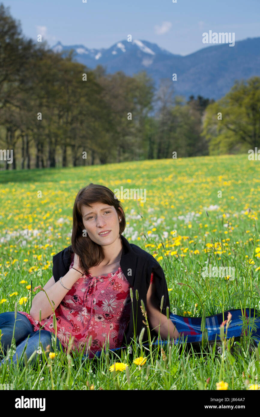 Donna relax fiore di primavera prato giovani prato più giovane ragazza ragazze donna Foto Stock