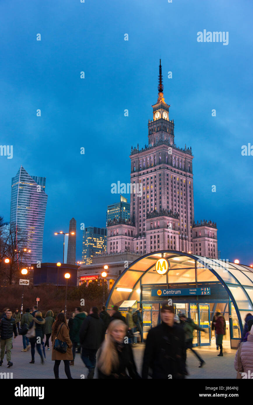 Varsavia ha Centrum con il Palazzo della Scienza e della cultura al di là di come pure un alto e moderno edificio. Foto Stock