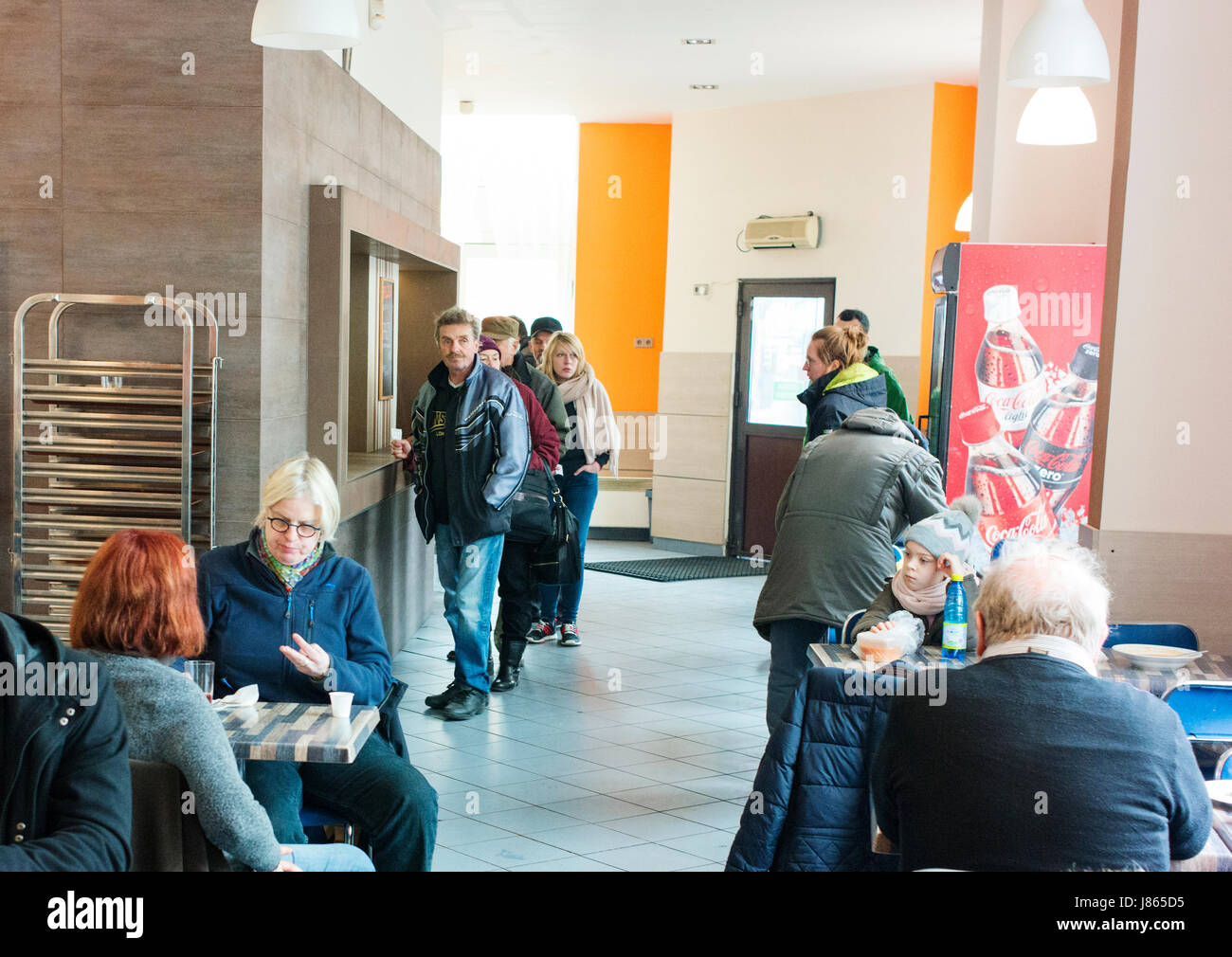 Un basso costo di mangiare posto a Varsavia il Praga quartiere noto come il bar di latte. Foto Stock