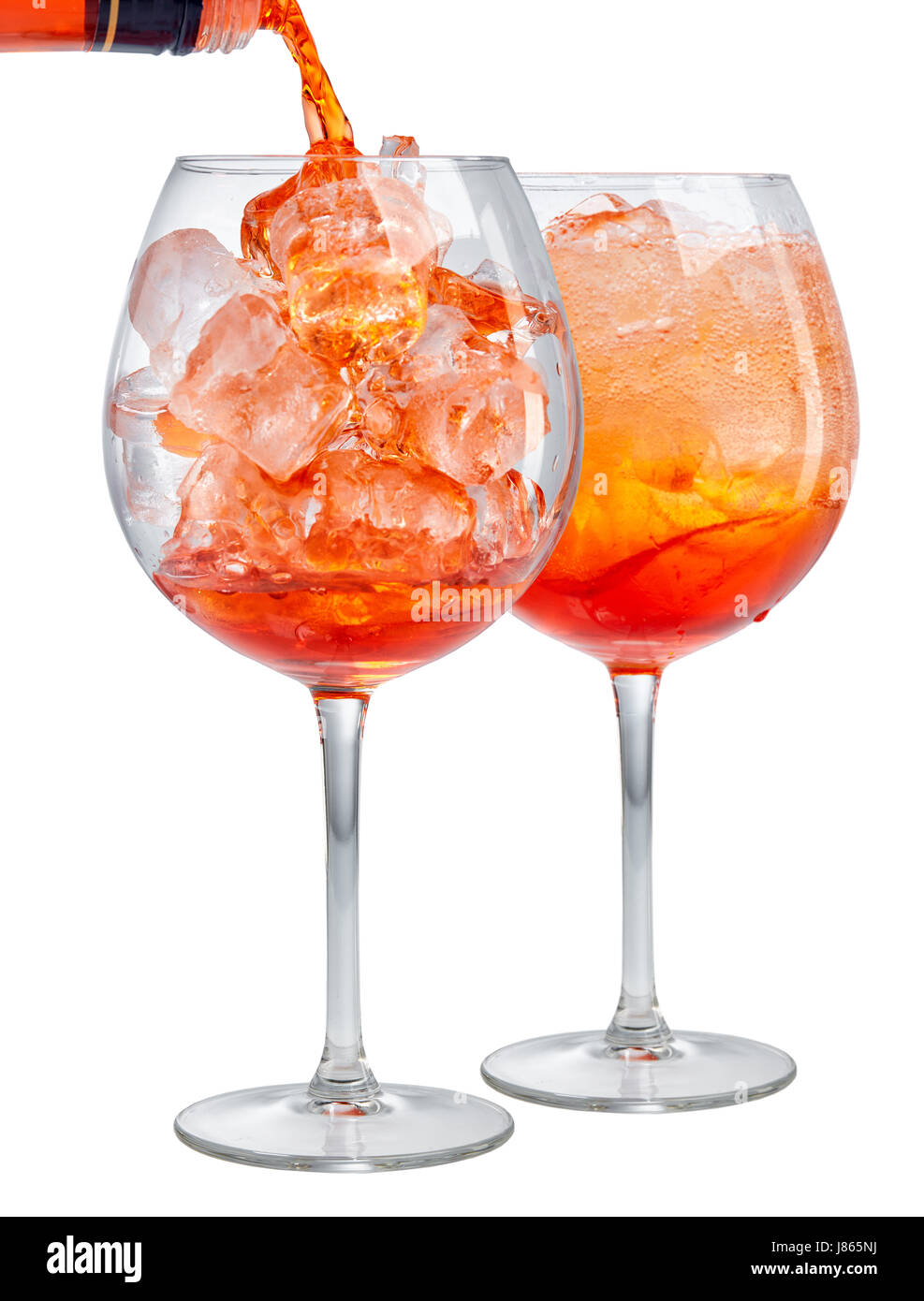 Due bicchieri di aperol spritz cocktail isolati su sfondo bianco