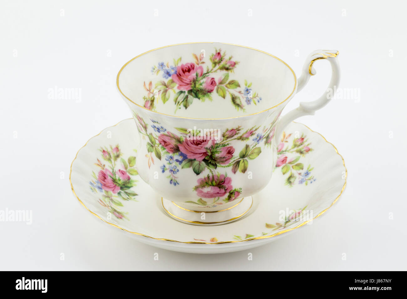 Svuotare la coppa di antiquariato e piattino con decorazione rose isolato su bianco - tè inglese Foto Stock