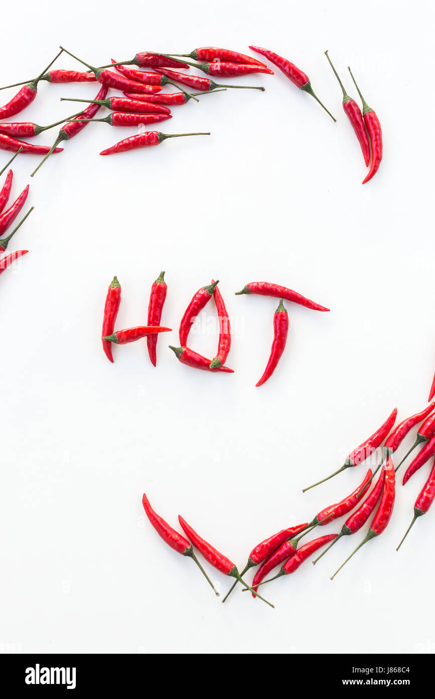 Red Hot Chili Peppers, popolare concetto di spezie - sequenza di mentire peperoni, bellissimi poster con parola decorativa realizzata a caldo di red hot chili peppers su sfondo bianco, vista dall'alto, verticale. Foto Stock