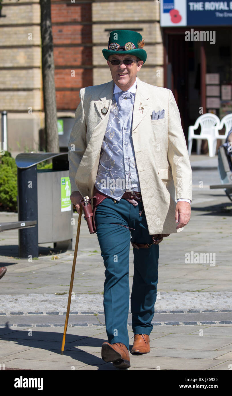 Carnevale steampunk celebra l'era vittoriana e dove tanti potrebbe locomotive a vapore sono state costruite in quel momento. Il festival comprende vestito in costume per quell'epoca, bande e naturalmente i motori a vapore. Foto Stock