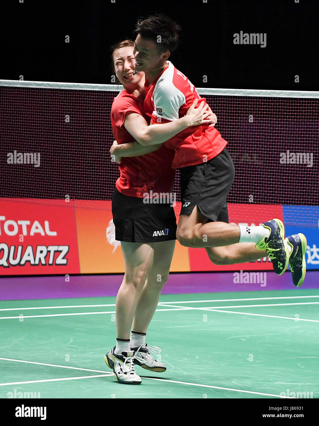 Gold Coast, Australia. 27 Maggio, 2017. Giappone di Watanabe Yuta(R)/Higashino Arisa celebrare dopo aver vinto il doppio misto match contro la Cina del Chen Qingchen/Zheng Siwei durante la semifinale tra la Cina e il Giappone a totale BWF Sudirman Cup 2017 in Gold Coast, Australia, 27 maggio 2017. Credito: Lui Siu Wai/Xinhua/Alamy Live News Foto Stock